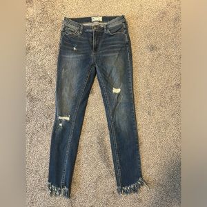 Free People Skinny w/torn Accents Size W 25